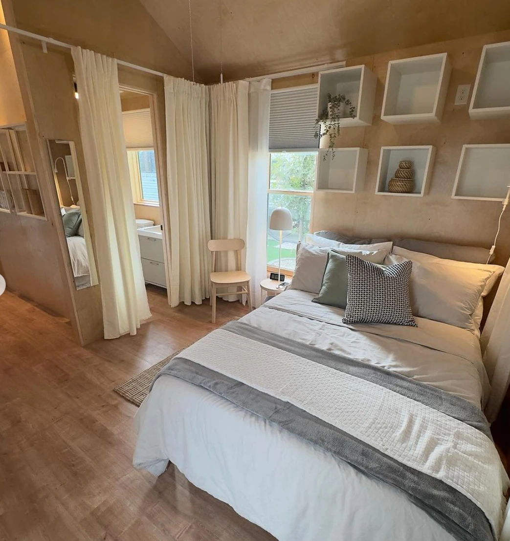 Vue intérieure de la petite maison IKEA de 34m² — aménagement et mobilier